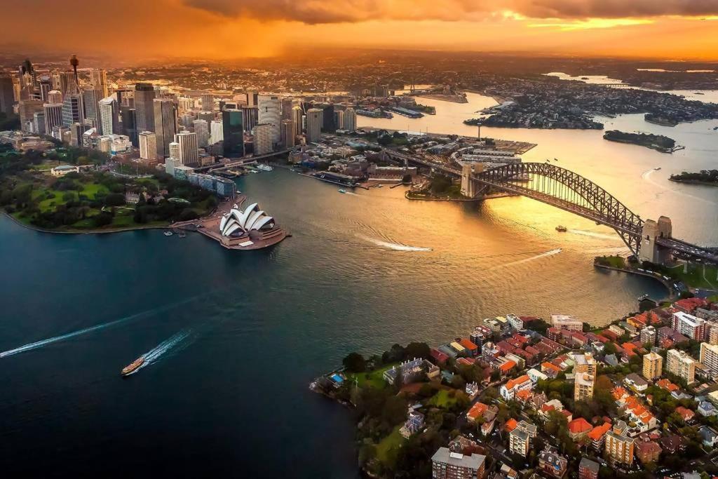 Standard Triple - Luxe Spot - Next To - Shared Bathroom * Sydney