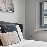 Standard Triple Room - Luxe Spot - Next To Central - Shared Bathroom