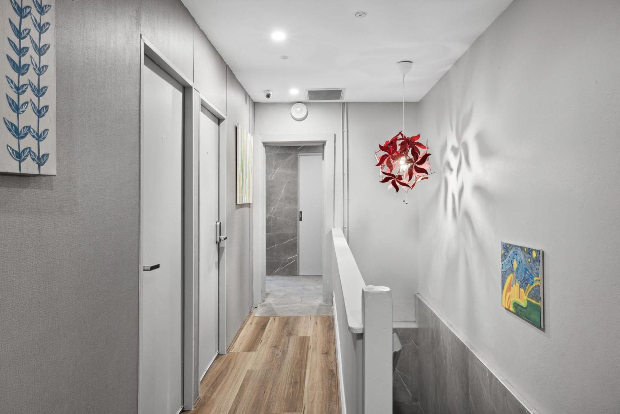 Standard Triple - Luxe Spot - Next To - Shared Bathroom *