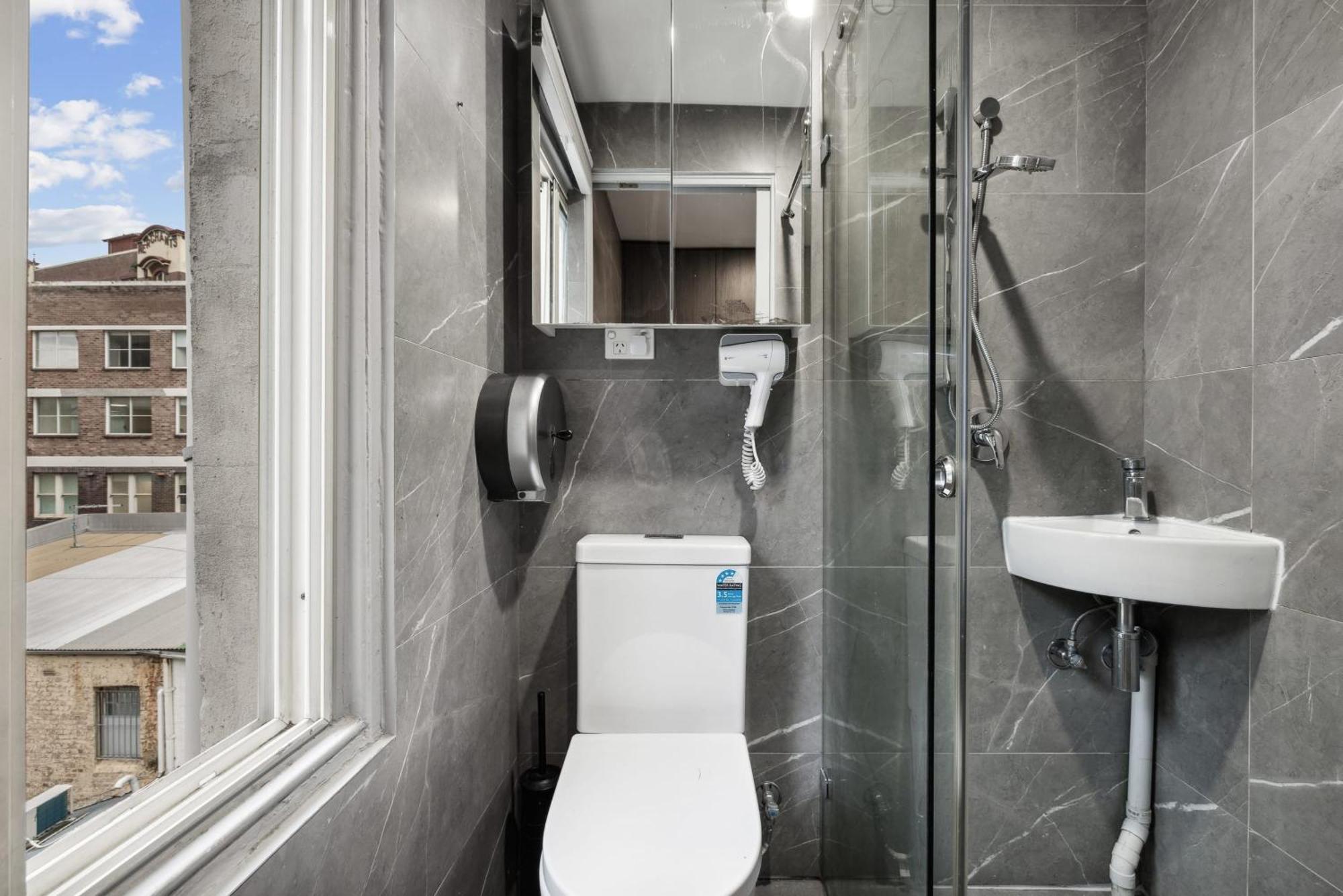 Standard Triple - Luxe Spot - Next To - Shared Bathroom *