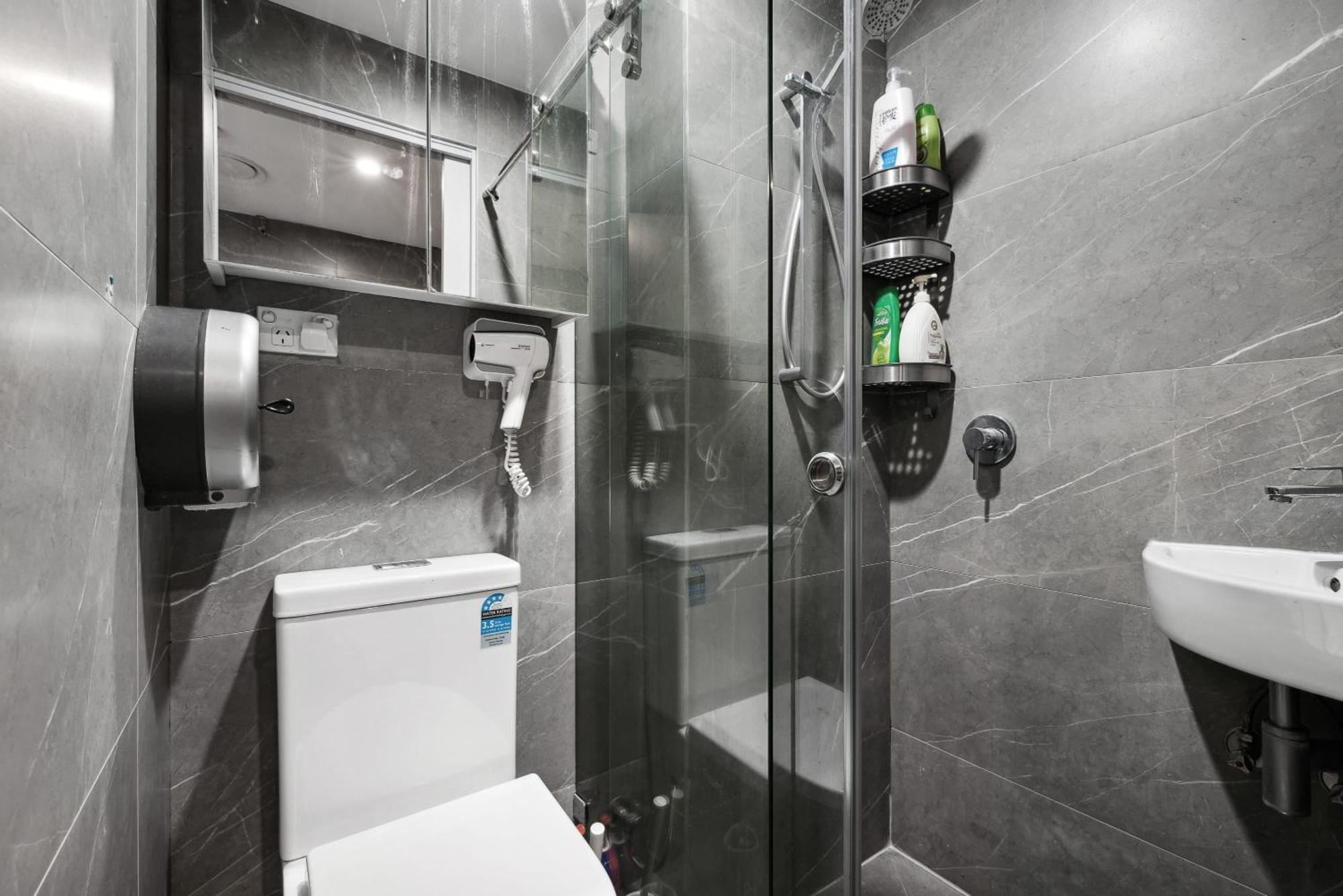 Standard Triple - Luxe Spot - Next To - Shared Bathroom * Sydney