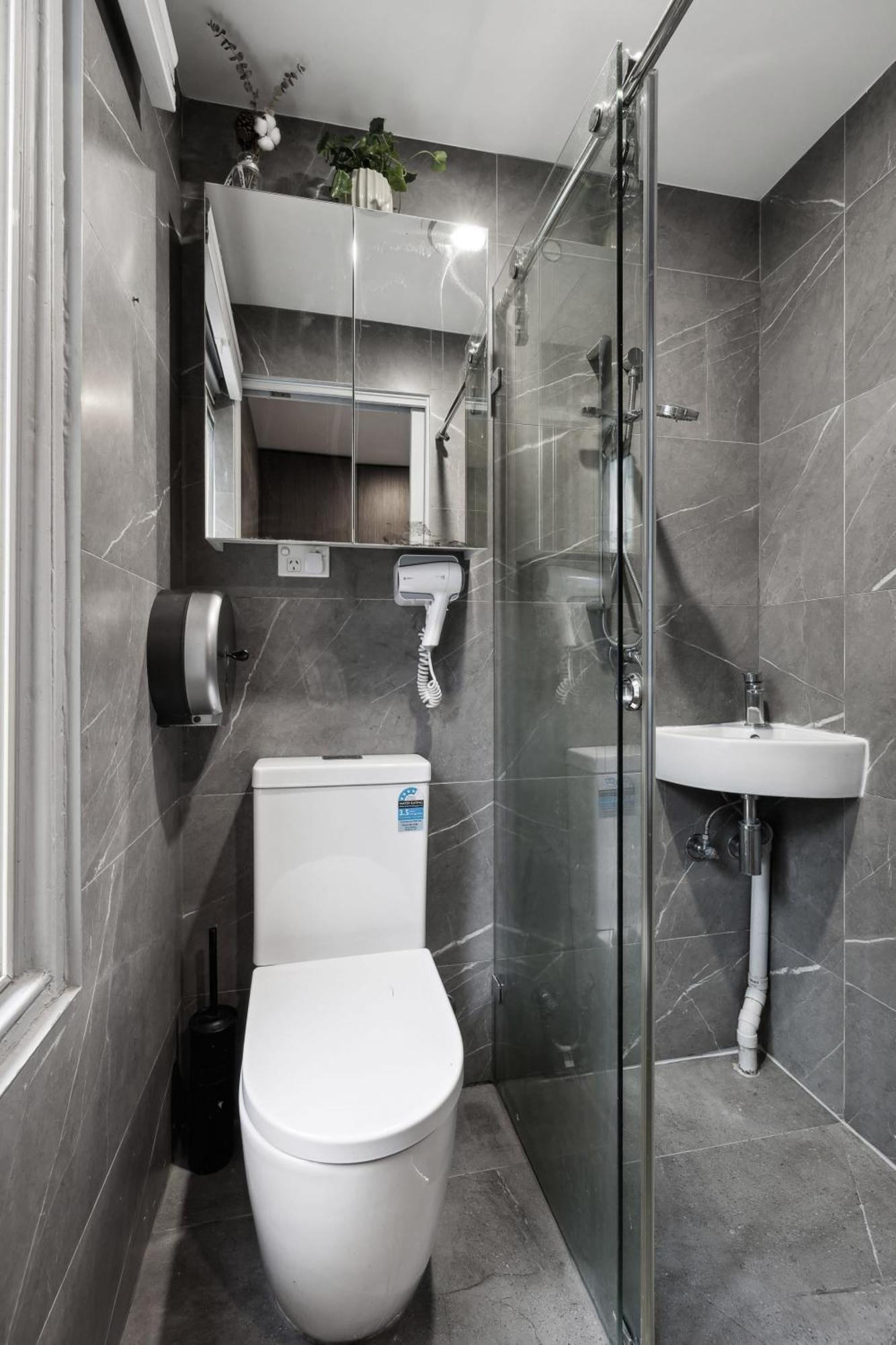 Standard Triple - Luxe Spot - Next To - Shared Bathroom *